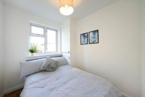 Katil atau katil-katil dalam bilik di Modern Two Bedroom Flat with Free Parking Near Heathrow