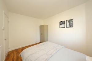 Cama ou camas em um quarto em Modern Two Bedroom Flat with Free Parking Near Heathrow