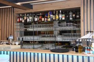 um bar com muitos copos e garrafas de álcool em Hotel La-Pergola em Kolkwitz