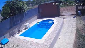 una piscina en un patio con una valla en Iguazu...mi lugar en el ? en Puerto Iguazú