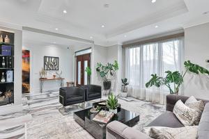 トロントにあるLuxurious Spa Retreat - Toronto Escapeのソファとテーブルのあるリビングルーム