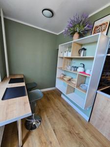 una habitación con una mesa y un estante en CENTRAL APARTMAN 7, en Komárno