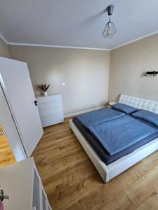 een slaapkamer met een groot bed in een kamer bij CENTRAL APARTMAN 7 in Komárno