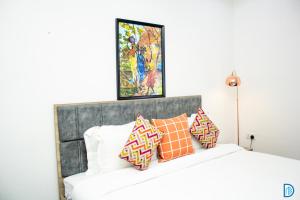 アクラにあるDorshavenのベッドルーム1室(カラフルな枕付きのベッド1台付)