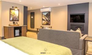 um quarto de hotel com uma cama e uma televisão de ecrã plano em Midgard em Khorusepa