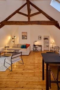 a living room with a couch and a table at L'Atelier, atypique en hyper centre, situé dans un atelier d'architecte, by PRIMO C0NCIERGERIE in Nevers