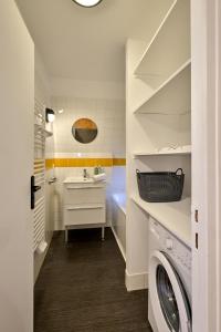 La salle de bains est pourvue d'un lavabo et d'un lave-linge. dans l'établissement L'Atelier, atypique en hyper centre, situé dans un atelier d'architecte, by PRIMO C0NCIERGERIE, à Nevers