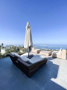蒂哈拉費的住宿－Casa el Goce - Luxury Villa, private pool, BBQ and bathtub，天井上的藤椅和遮阳伞