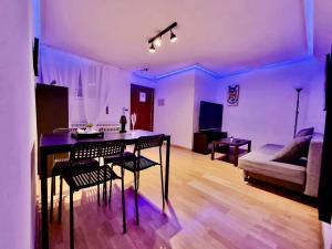 uma sala de estar com uma mesa e cadeiras e um sofá em Apartamento Daniel Zaragoza em Zaragoza