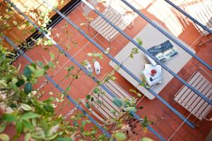 バルセロナにあるDestinationBCN Urgell Apartmentの塀越しの家の景色