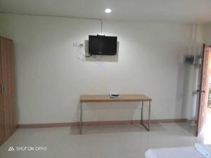 a room with a table and a tv on the wall at Bumnsaya Place บุญสะญา เพลส in Ban Nong Samet