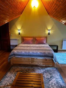 ein Schlafzimmer mit einem großen Bett in einem Zimmer in der Unterkunft Lucas Duplex in Azuga
