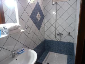 Koupelna v ubytování Rooms Ntontas + 25 fotografií