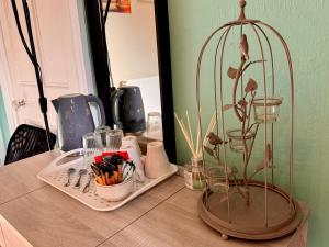 une table avec une étagère et un vase avec une fleur dans l'établissement Apart Bernard Rooms, à Édimbourg