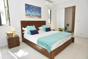 Rúm í herbergi á Cap Ouest Beachfront Luxury Penthouse & Apartment