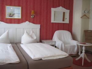 เตียงในห้องที่ Villa Maria im historischen Bäderstil