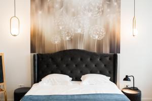 Lara’s Loft في براشوف: غرفة نوم مع سرير أسود مع رطوبة على الحائط