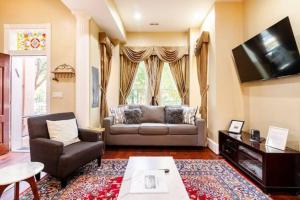 uma sala de estar com um sofá e uma cadeira em Persian Paradise Luxury with Private Parking em Washington