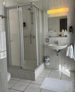 a bathroom with a shower and a sink at Hotel De la Ruïne in Valkenburg