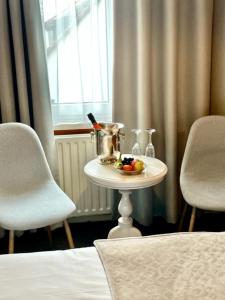 ファルケンブルグにあるHotel De la Ruïneのテーブル(果物入り、椅子2脚付)