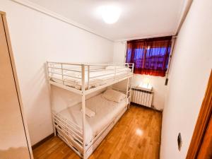 1 dormitorio con 2 literas en una habitación en Apartamento Daniel Zaragoza, en Zaragoza