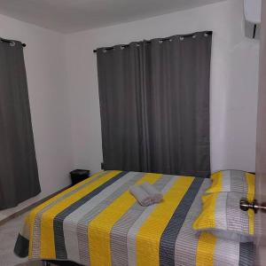 Un pat sau paturi într-o cameră la Departamento Familiar Escorpións