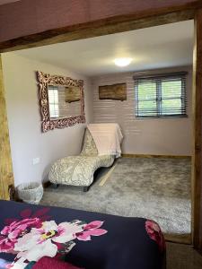 Ένα ή περισσότερα κρεβάτια σε δωμάτιο στο Close to Nature Hedgehogs Lodge