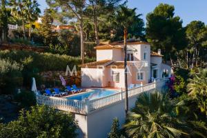 een luchtzicht op een huis met een zwembad bij Ca Adelfa in Muntanya la Sella