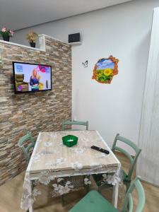 ナポリにあるDomus Napoliのテーブル(椅子付)、壁掛けテレビ