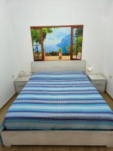 ナポリにあるDomus Napoliのベッドルーム1室(大型ベッド1台、窓付)