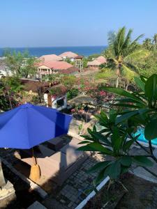 Lombok Coconut Hotel veya yakınında bir havuz manzarası