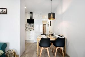 巴爾瓦特的住宿－Apartamento El Músico，厨房以及带桌椅的用餐室。