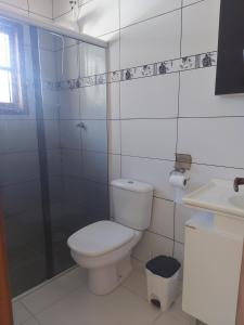 un bagno bianco con wc e doccia di Pousada da Nicole a São Gabriel