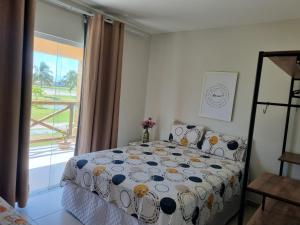 una camera da letto con un letto e una grande finestra di Apart Resort Vila das Águas Veraneio a Estância Altre 55 foto