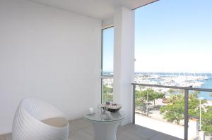 una sala de estar blanca con vistas al océano en RNET - Cap Vespre en Rosas