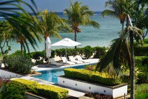 Bazén v ubytování Cap Ouest Beachfront Luxury Penthouse & Apartment nebo v jeho okolí
