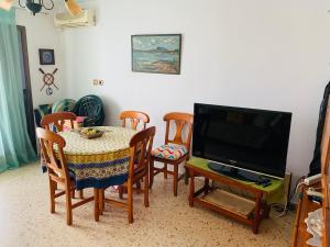 un salon avec une table et une télévision dans l'établissement Anacasa illa de Xipre Pau Pi AP0500, à Oliva