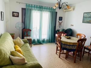 - un salon avec une table et un canapé dans l'établissement Anacasa illa de Xipre Pau Pi AP0500, à Oliva