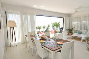 Posezení v ubytování Cap Ouest Beachfront Luxury Penthouse & Apartment