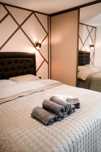 duas toalhas numa cama num quarto em Tuvāk Saulei em Saulkrasti