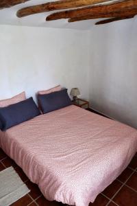 A bed or beds in a room at Casa del Arrabal
