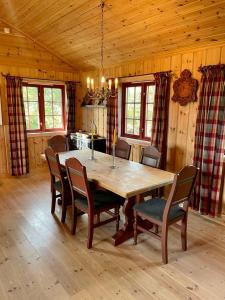 ein Esszimmer mit einem Holztisch und Stühlen in der Unterkunft Sollia in Lifjell