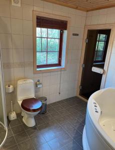 ein Badezimmer mit Toilette, Fenster und Waschbecken in der Unterkunft Sollia in Lifjell + 16 Fotos