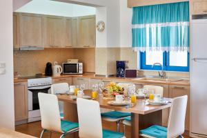 Kuchyň nebo kuchyňský kout v ubytování Nerida Beachfront Villas