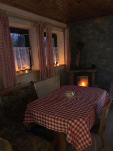 Jindřichovice的住宿－U krbu，一张桌子,上面有红白的桌布