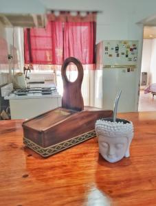 una encimera de cocina con una mesa de madera con una olla. en Casa con pileta - El PATIO DE BUDA en San Pedro