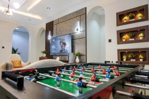 Habitación con mesa de billar y TV. en Luxurious Three-Bedroom Apartment In Wuye Abuja - New Base Apartments, en Dakibiu