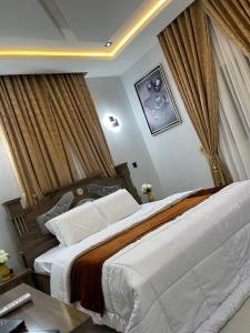1 dormitorio con 1 cama grande en una habitación en Luxurious Three-Bedroom Apartment In Wuye Abuja - New Base Apartments, en Dakibiu