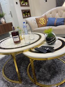una mesa de centro con una botella de whisky encima en Luxurious Three-Bedroom Apartment In Wuye Abuja - New Base Apartments, en Dakibiu