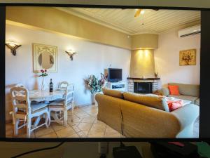 ein Wohnzimmer mit einem Sofa und einem Tisch in der Unterkunft Giogarakis Suites in Eleonas